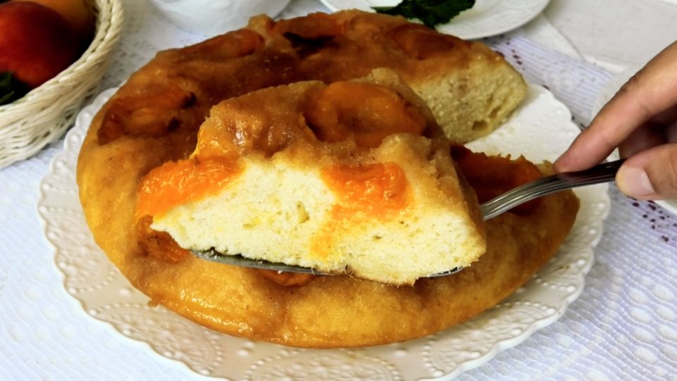 Летний абрикосовый пирог на сковороде, который покорит всех