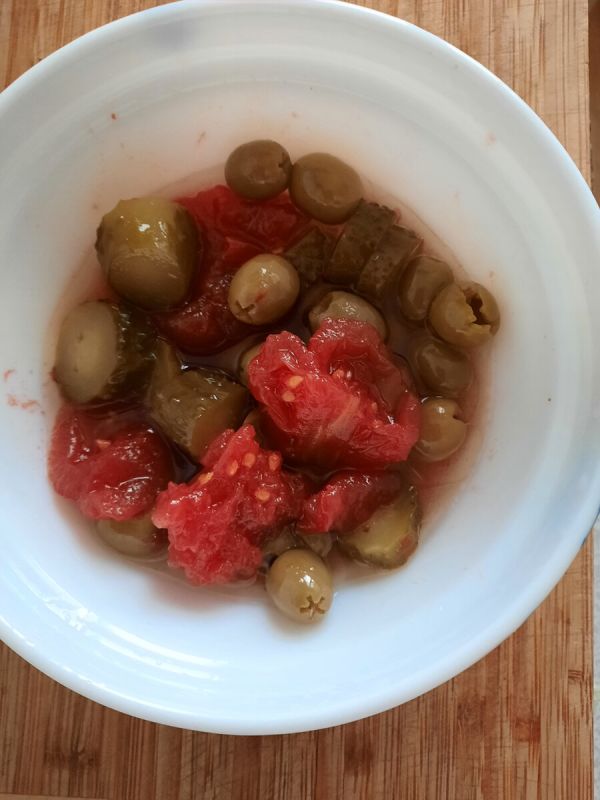 Острый салат из консервированных овощей для быстрого перекуса