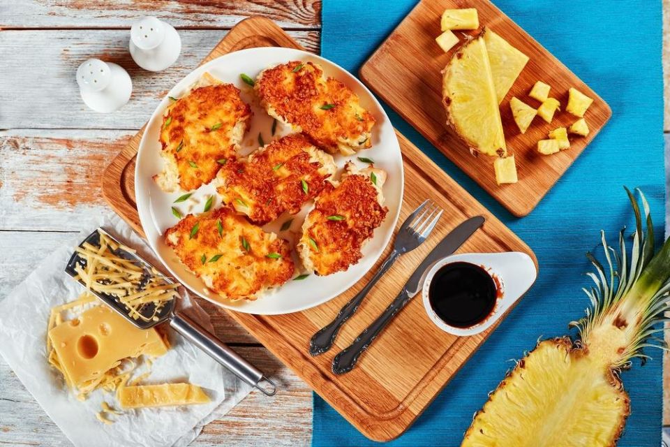 Сочные отбивные с ананасом под сыром: готовятся просто, а съедаются за минуту