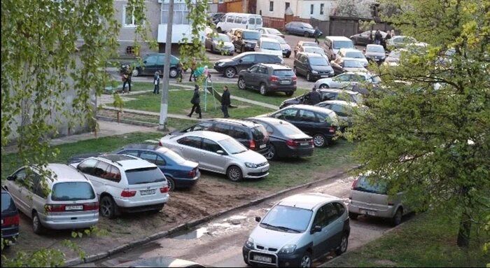 Штраф за стоянку: правда о газонах без травы